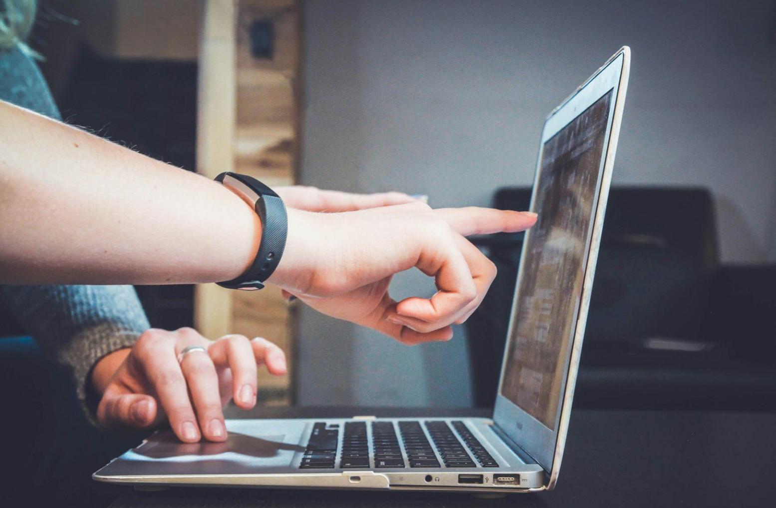 Espacio de trabajo con herramientas digitales